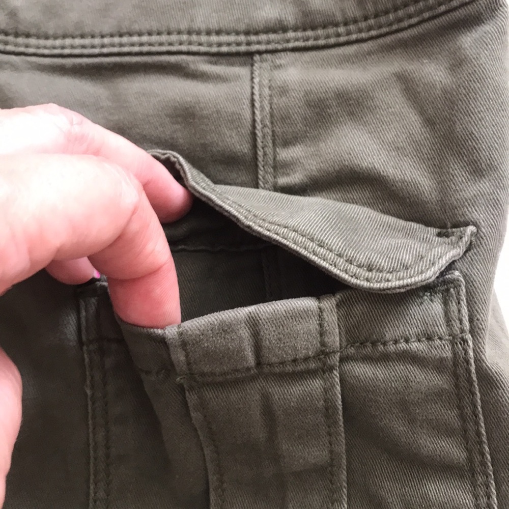 Utility style Army green  Hollister mini skirt with front pockets and zipper EUC - Picture 6 of 8